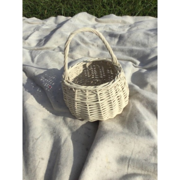 Small white wicker basket handle 7” 7 in farmhouse country - Picture 1 of 7